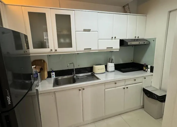 Minimalist Luxury Spacious 1 Bedroom In Burgos Circle
