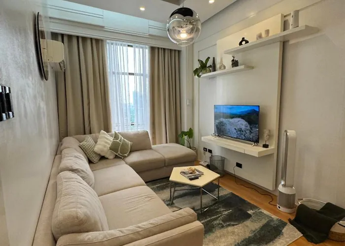 Minimalist Luxury Spacious 1 Bedroom In Burgos Circle